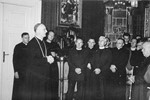 Svećenici u nadbiskupskom dvoru izražavaju sućut nadbiskupu Šeperu.